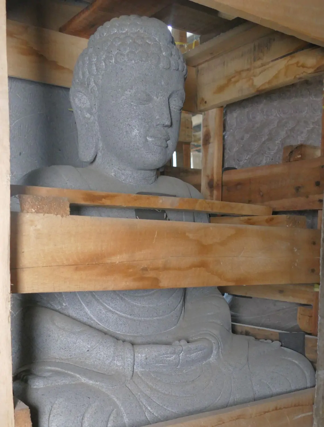  Product image 3 of the product “Seated Buddha made of high value riverstone with the hand gesture “meditation”, height 74cm. Stonemason’s work ”